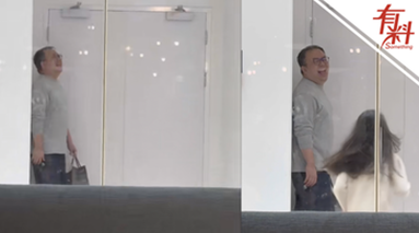 他的快乐溢出屏幕！爸爸和女儿在商场玩捉迷藏 这笑容太有感染力