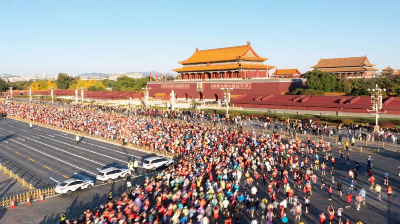 北马为何如此令人向往——42.195公里见证千年文脉与时代荣光