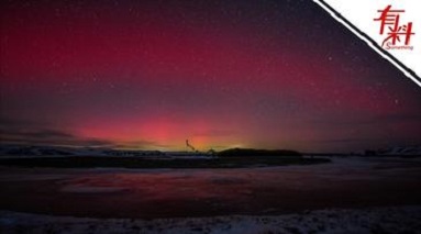 刷屏预警！内蒙古呼伦贝尔上空现罕见复合极光 光柱跳跃红青交织