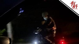 最暖顺风车！的哥深夜返程免费捎带代驾