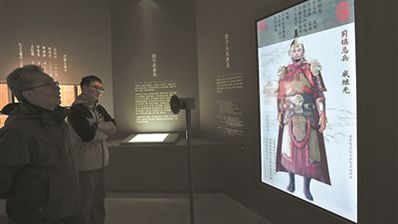 古堡内聆听“戚继光”讲述长城故事