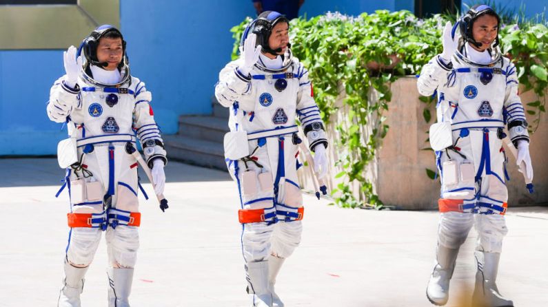 舟落東風(fēng)霞色里 畫展神州明日春 ——寫在神舟二十號(hào)航天員乘組天外凱旋之際