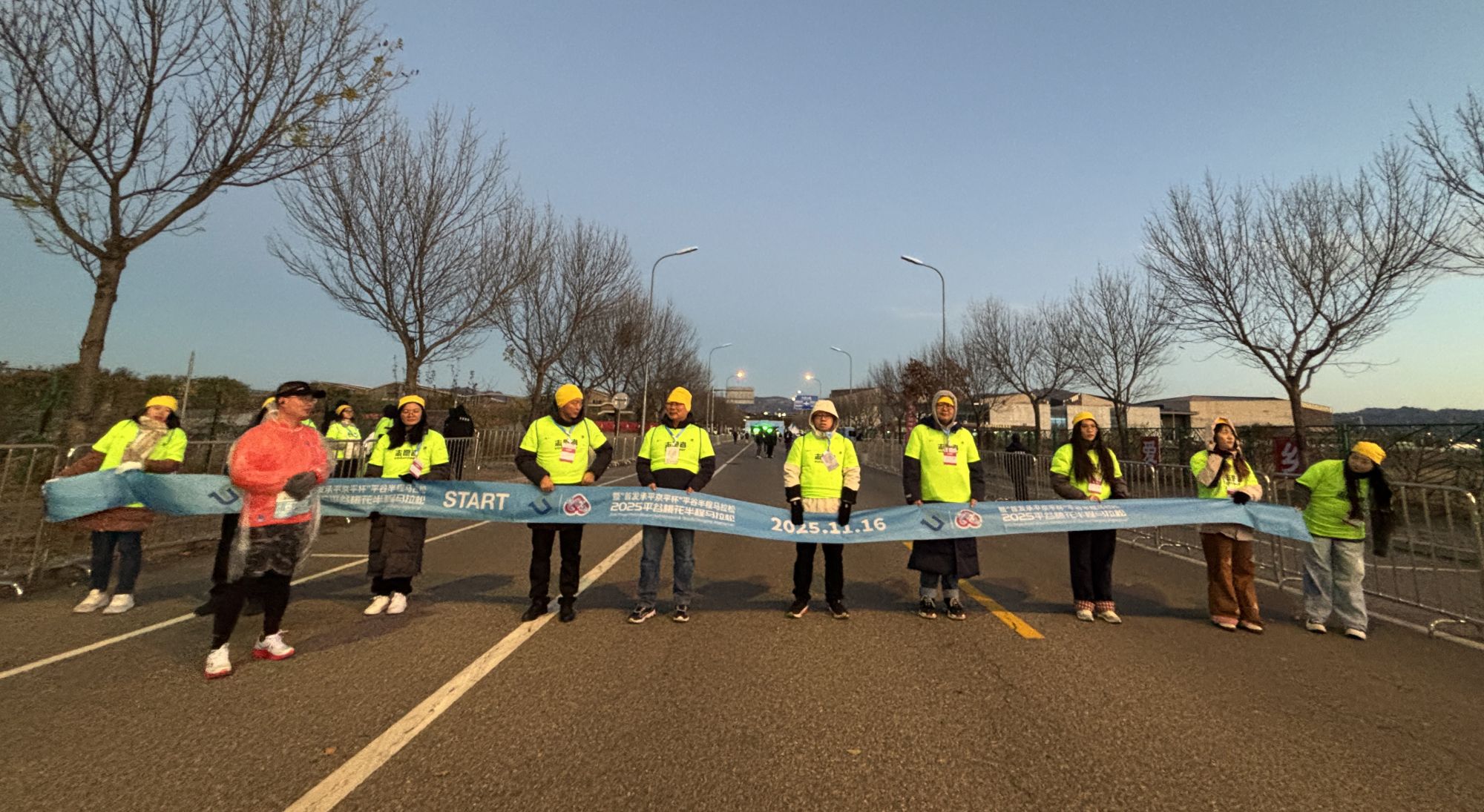 台胞之家志愿服务队在集结区组成人墙维持秩序 桂强摄