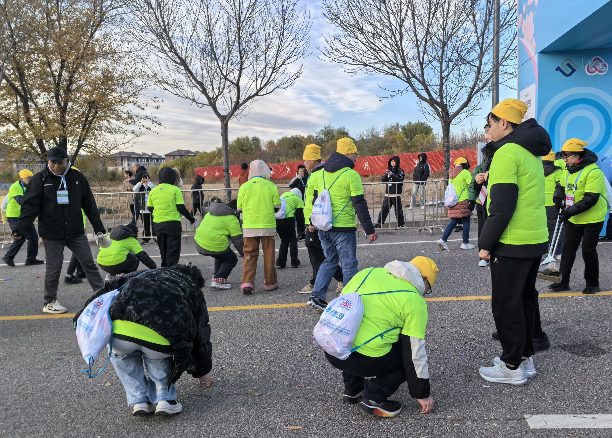 台胞之家志愿服务队在开跑后清理杂物 王小凡摄