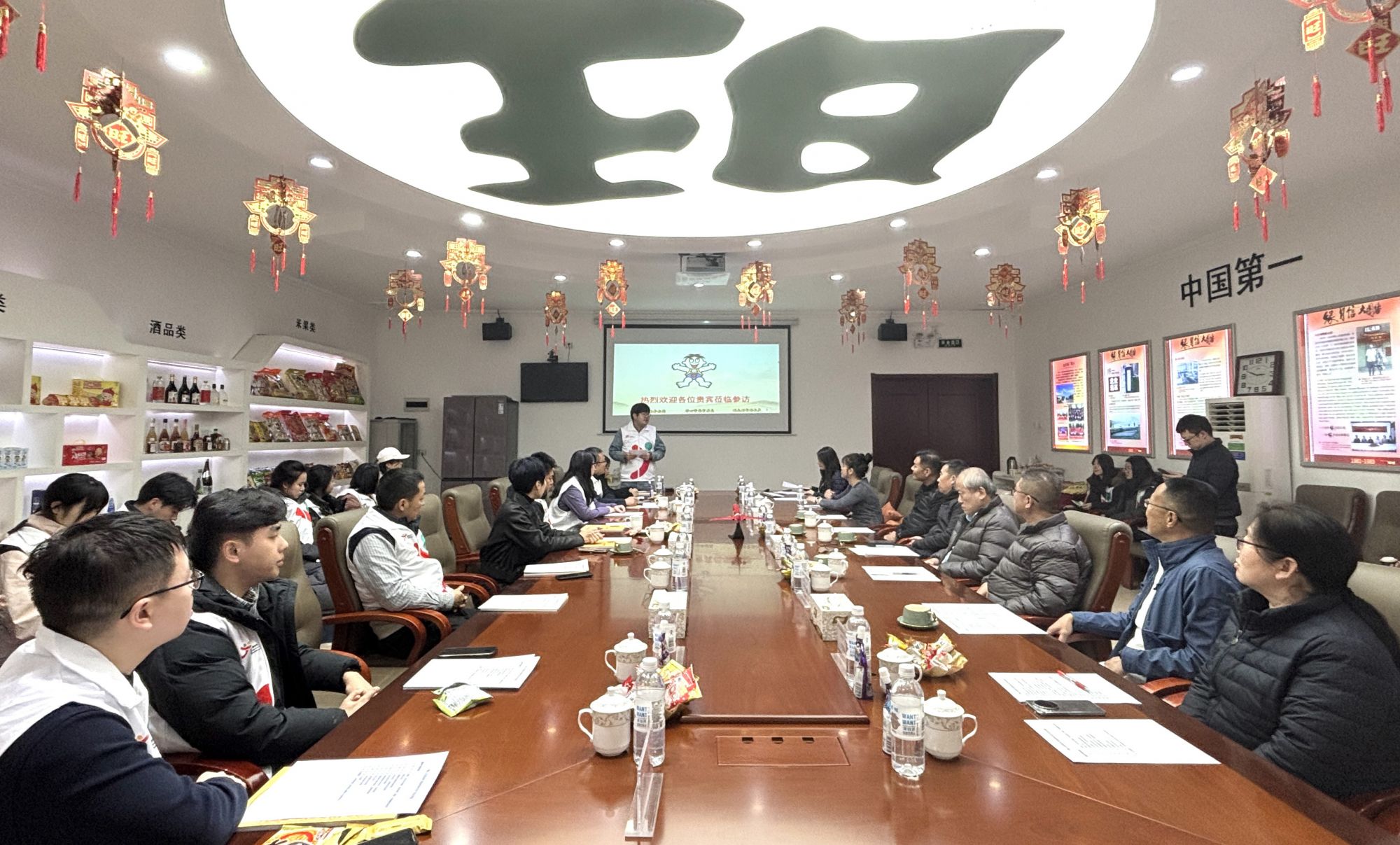 台胞之家志愿服务队前往旺旺集团北京总厂参观践学 桂强摄