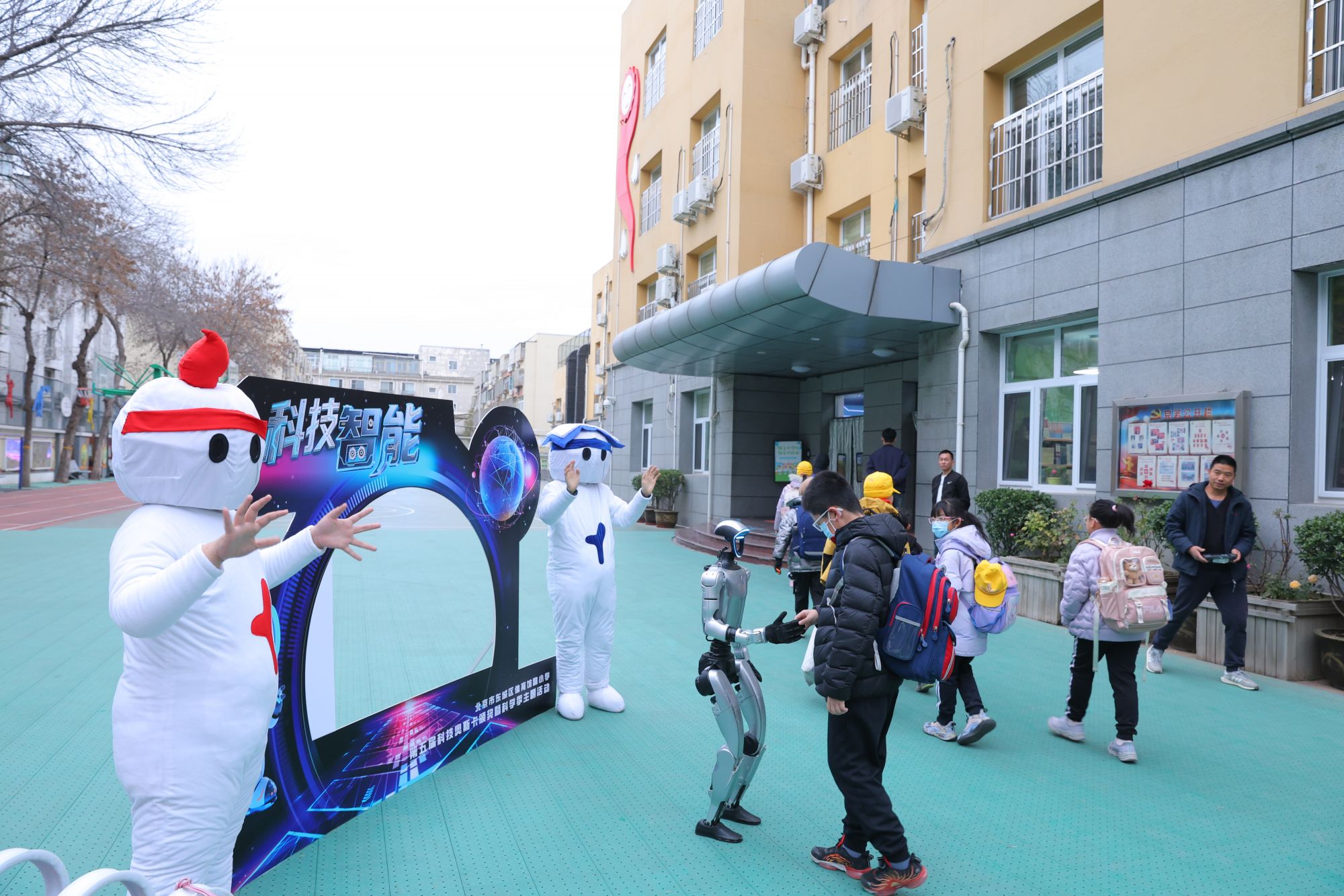体育馆路小学科技节机器人迎接学生们