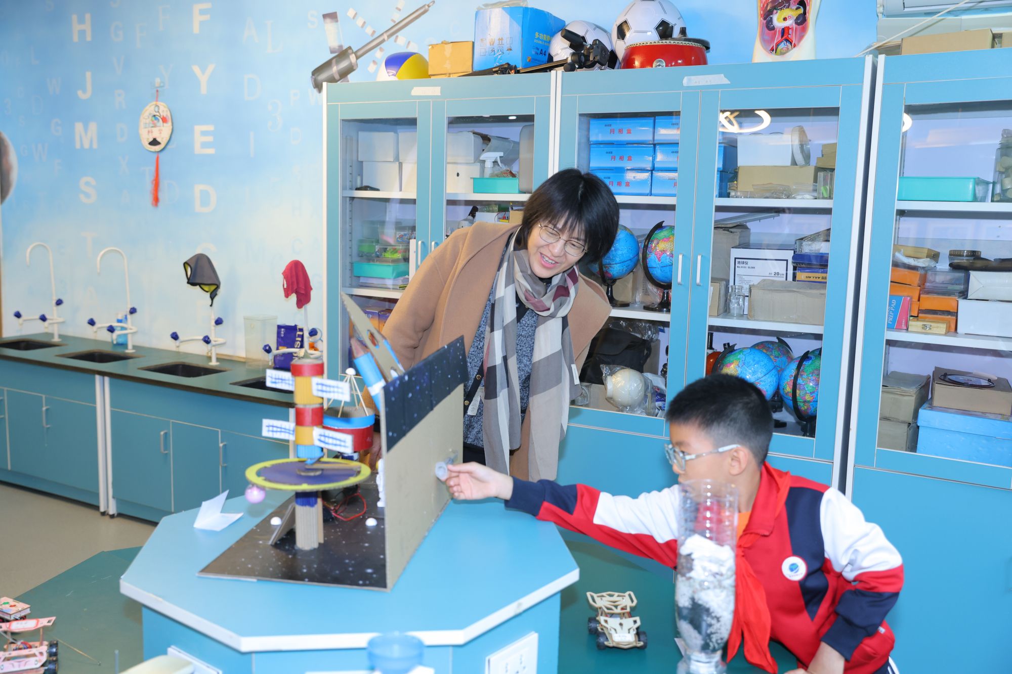 东城区教委副主任张燕听学生科技作品讲解