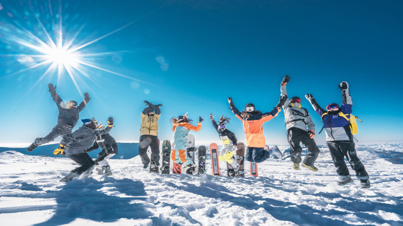 各大滑雪场陆续开板 冰雪经济持续升温