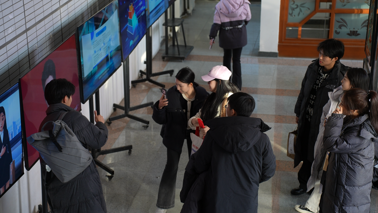 参赛选手与自主创作的数字人视频合影留念