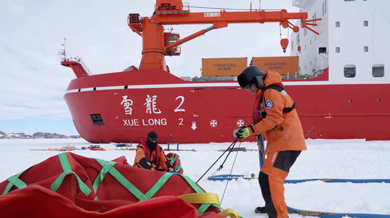 “雪龙兄弟”共抵中山站　海陆空协同卸货