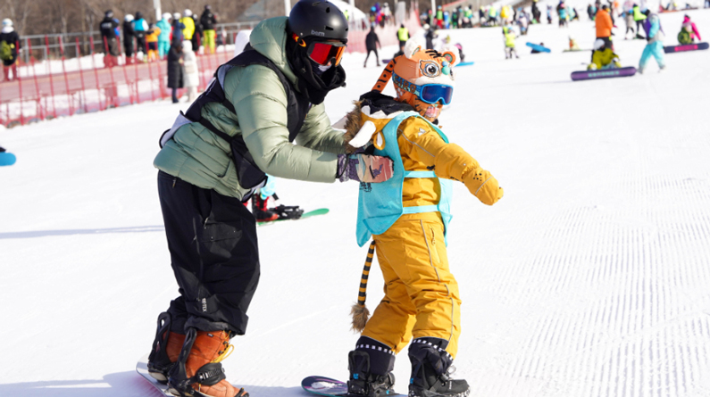 “雪假”开启 吉林青少年奔赴冰雪运动之约