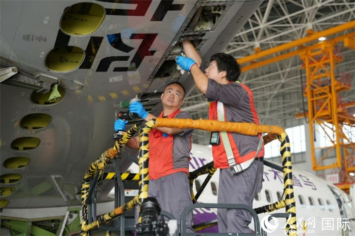 根据海南自贸港优惠政策,入境维修飞机可免缴保证金,进口维修零件享受保税优惠。人民网记者 符武平摄