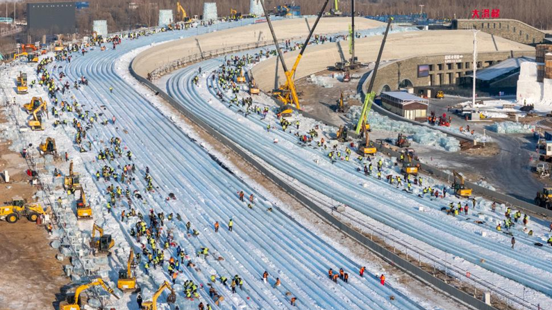 哈尔滨冰雪大世界冰建施工火热开展