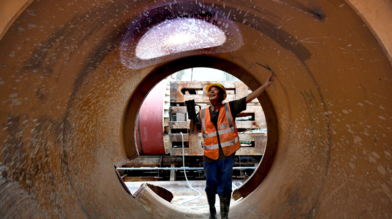 海南三亚首个水下隧道顺利完成海底首次贯通