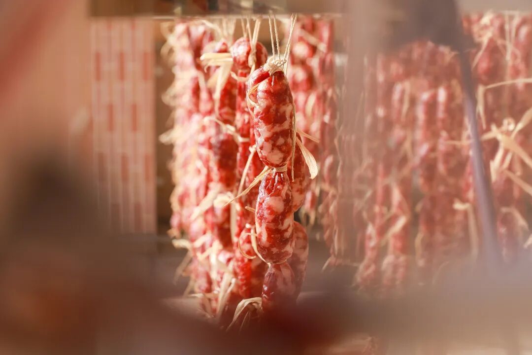 一竿竿、一串串的晾晒,是广东人对风味的坚守,也是刻在DNA里的生活智慧。图源:东莞发布 一竿竿、一串串的晾晒,是广东人对风味的坚守,也是刻在DNA里的生活智慧。图源:东莞发布