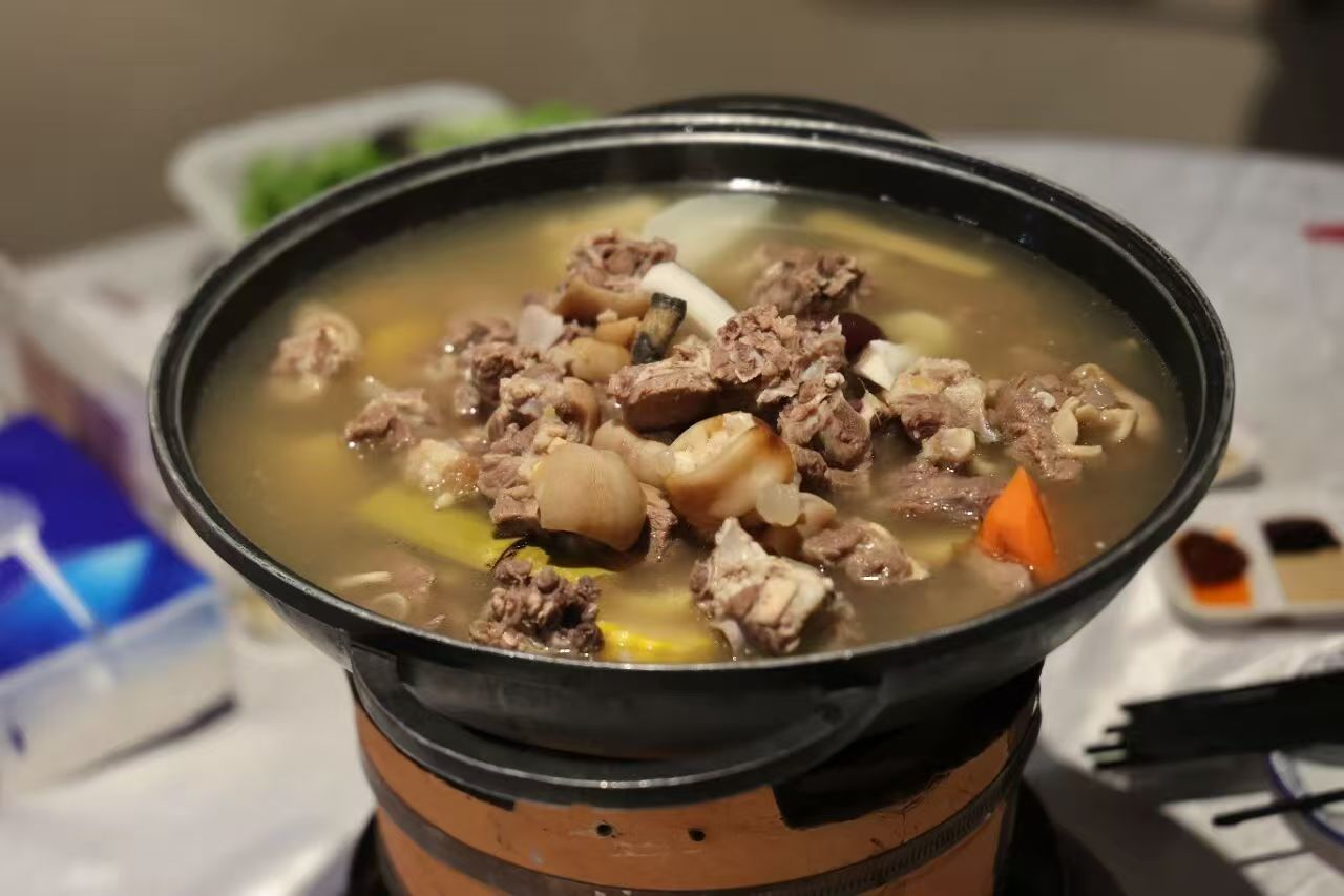 广东人的防寒套餐可以没有羽绒服,但不能没有羊肉煲。 广东人的防寒套餐可以没有羽绒服,但不能没有羊肉煲。