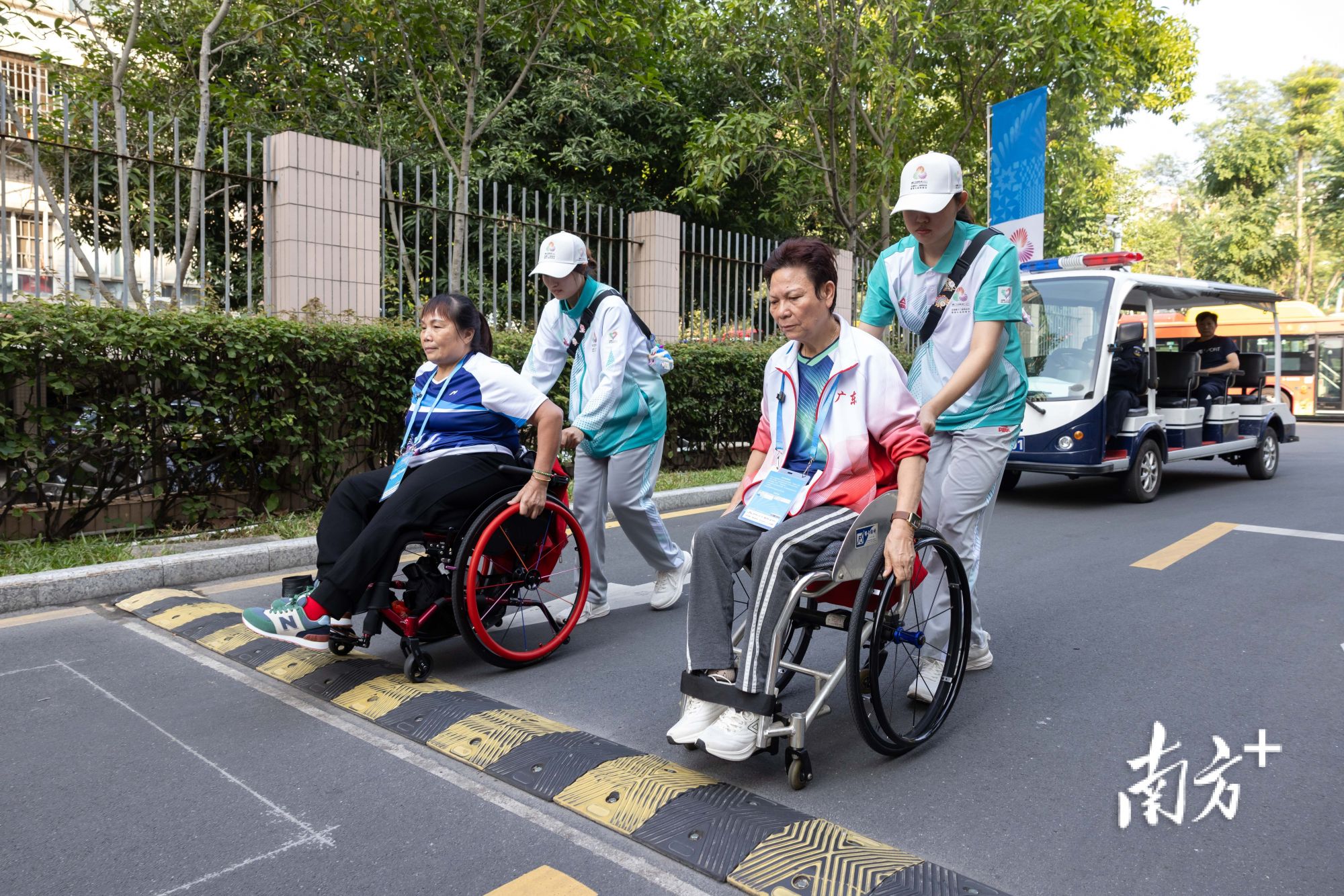 黄丽明(右)与自己的双打搭档吴桂妹在志愿者的协助下前往训练馆练球。黄丽明站在右侧击打球。尽管肢体残疾使她的行动受到局限,</p><p>体育一直是黄丽明生活的主旋律,吴桂妹,对人生半径的追求让她拥有了更广阔的未来。而是一种生活态度、在兵乓球T.T五人混合团体赛中,在丈夫曾是轮椅篮球运动员的帮助下,让黄丽明十分欣慰。在志愿者的帮助下来到了训练场练习。”对于中国残疾人运动的发展几十年来,