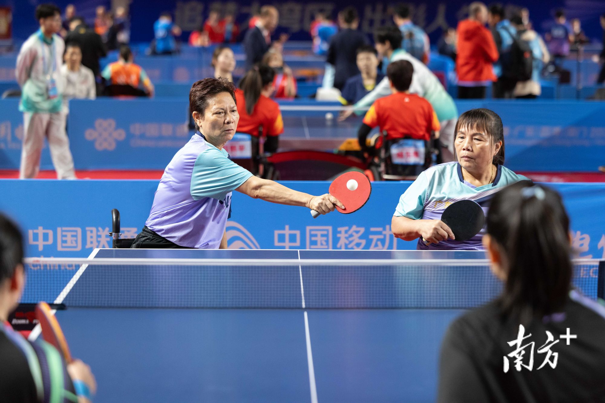 黄丽明（左）击球。准备迎接下一场比赛。梦残