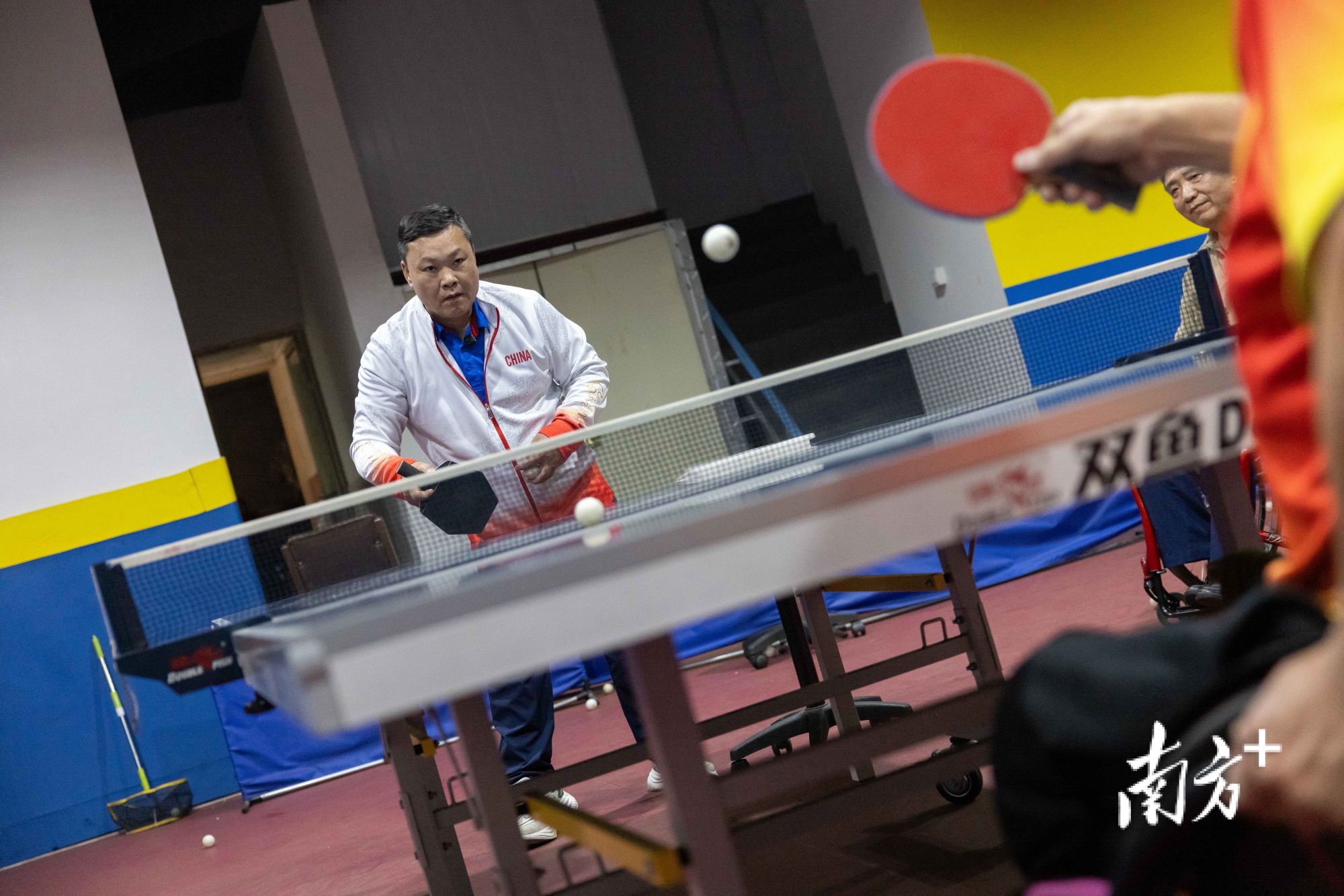 黄丽明平常在吴汉斌指导下练习乒乓球。