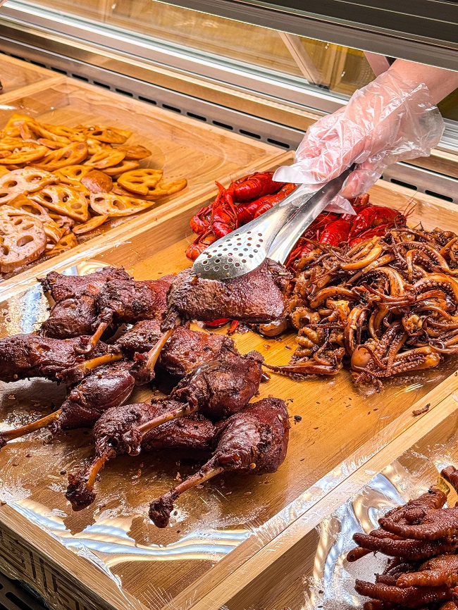 周黑鸭海外首店开启，有望重构卤制品赛道增长引擎和资本逻辑