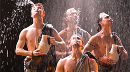 北京喜剧院舞台下雨了！