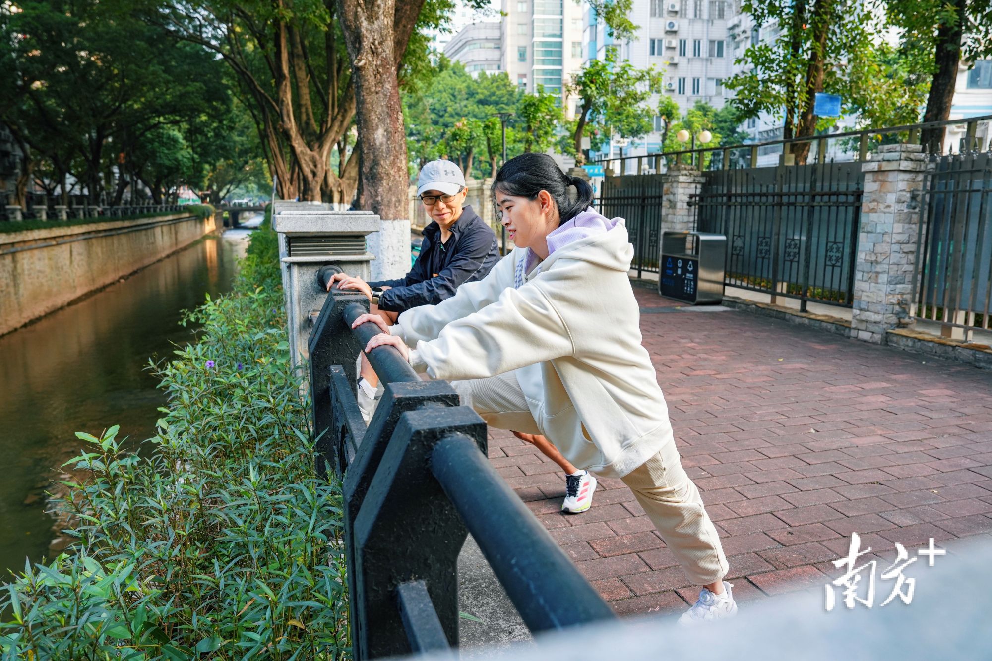 12月5日,在陪跑员李昀丰的指导下,许兴群做跑前拉伸。 12月5日,在陪跑员李昀丰的指导下,许兴群做跑前拉伸。