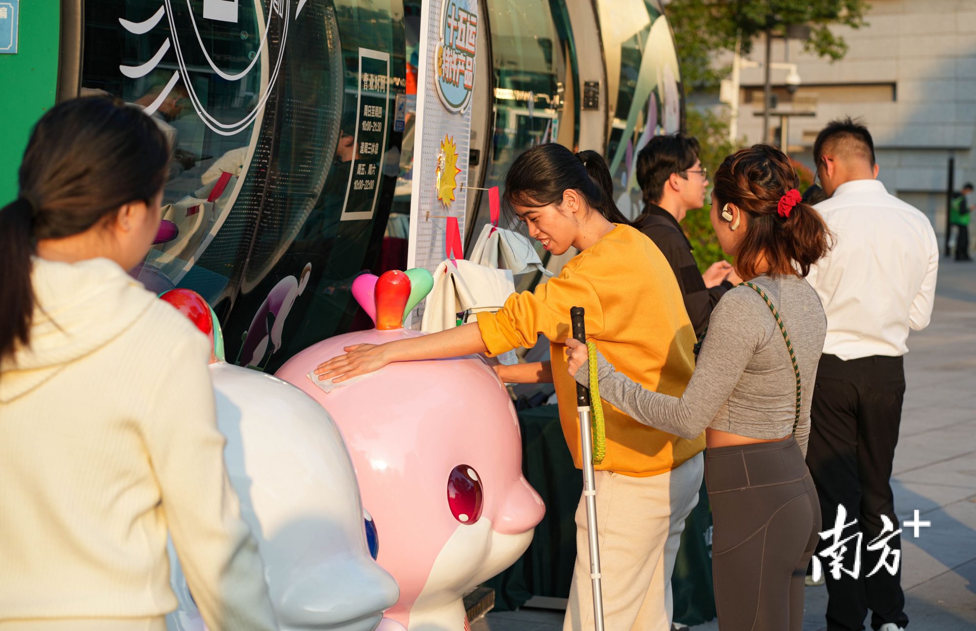 许兴群非常喜欢全国残特奥会吉祥物,跑步途中,见到吉祥物,她常拿出湿巾细心为它们擦拭。 许兴群非常喜欢全国残特奥会吉祥物,跑步途中,见到吉祥物,她常拿出湿巾细心为它们擦拭。