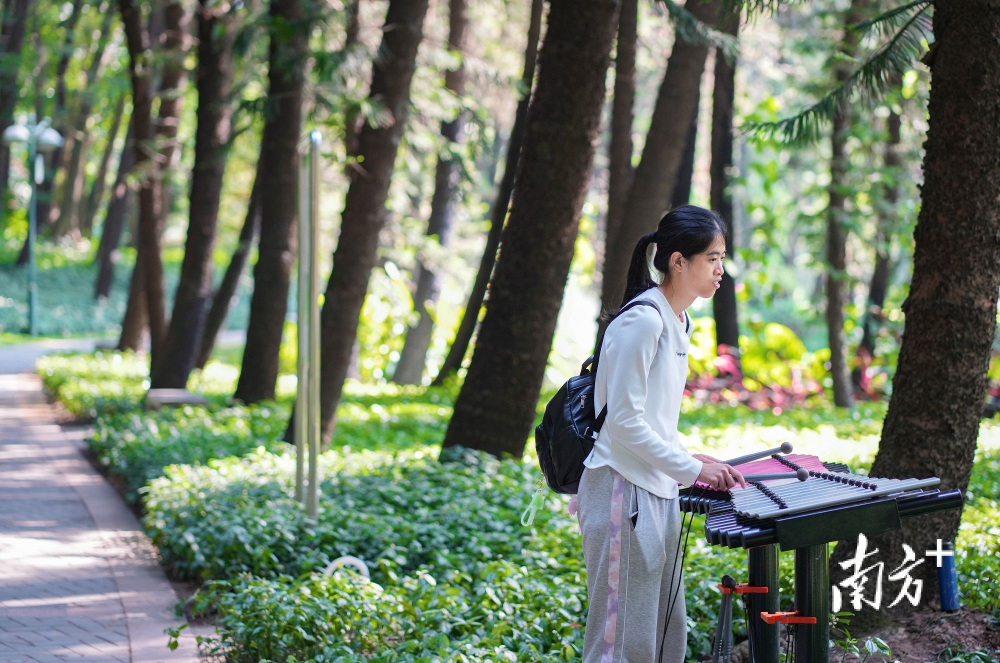 12月8日,许兴群在跑步途中,敲击公园中的乐器。 12月8日,许兴群在跑步途中,敲击公园中的乐器。