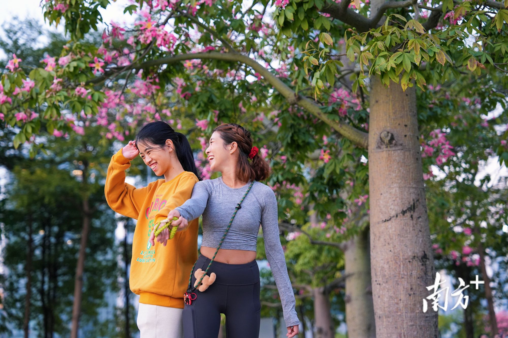 12月9日,许兴群(左)与陪跑员周皖湘(右)在一起,她们已经一起跑步近2年。 12月9日,许兴群(左)与陪跑员周皖湘(右)在一起,她们已经一起跑步近2年。