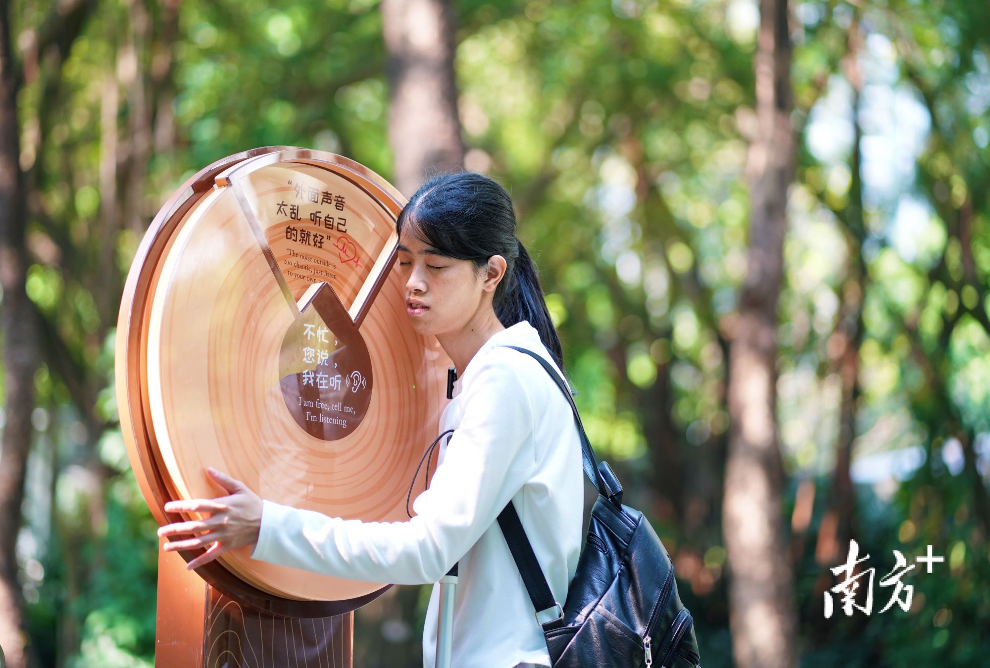 12月8日,广州珠江公园,许兴群正在转动疗愈互动装置。 12月8日,广州珠江公园,许兴群正在转动疗愈互动装置。