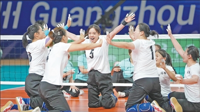 在残特奥会坐式排球项目女子组铜牌赛中，山东队球员庆祝得分。
