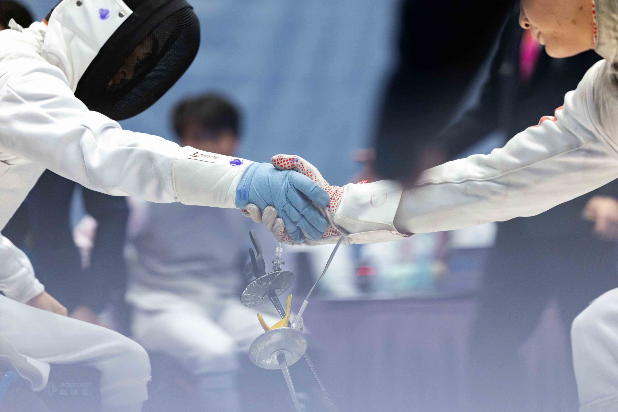 12月12日,在香港赛区男子花剑团体铜牌赛后,广东一团吴安迪(左)与对手握手。 12月12日,在香港赛区男子花剑团体铜牌赛后,广东一团吴安迪(左)与对手握手。