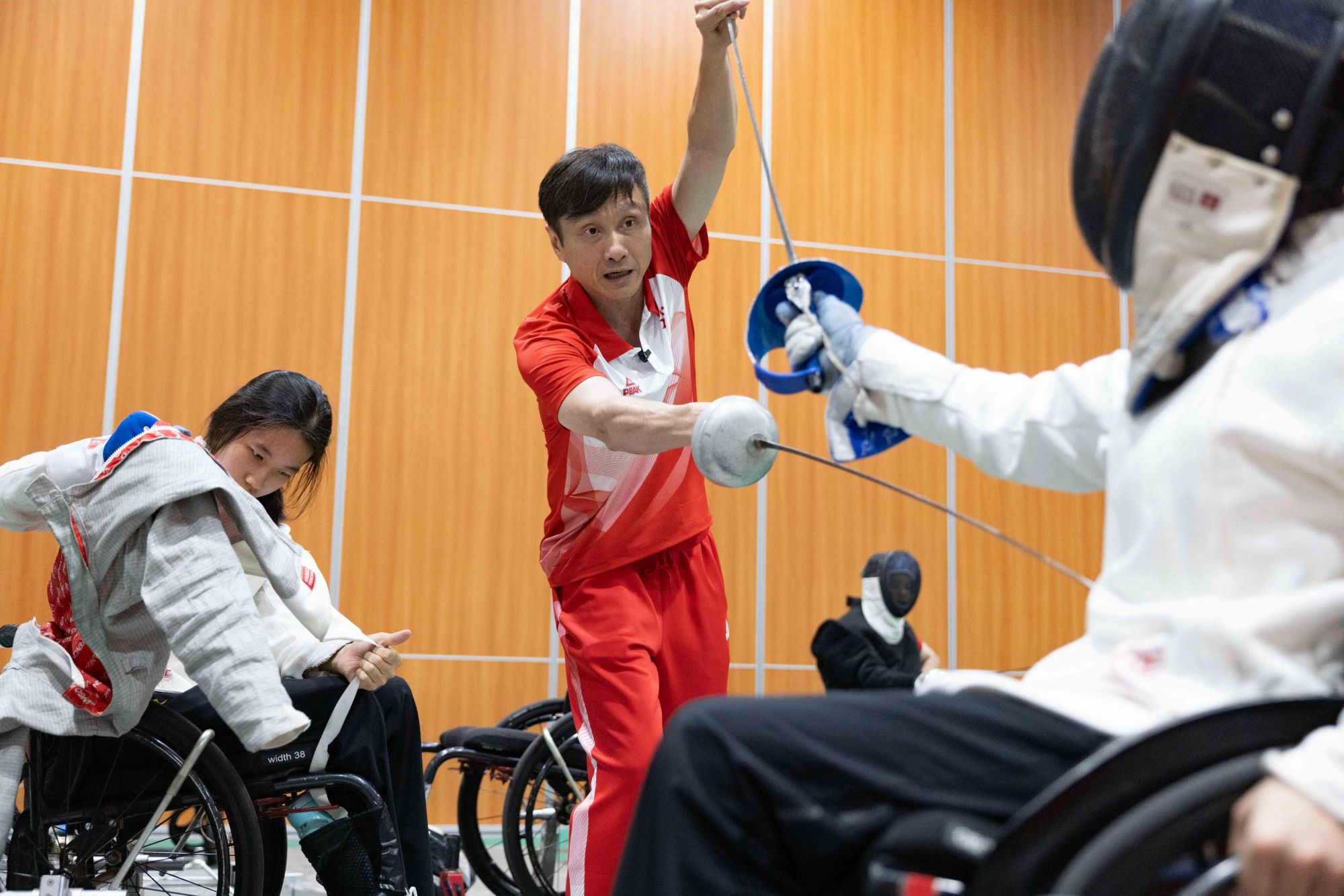 在训练基地中,龙杰正在手把手指导C级运动员出剑的位置。 在训练基地中,龙杰正在手把手指导C级运动员出剑的位置。