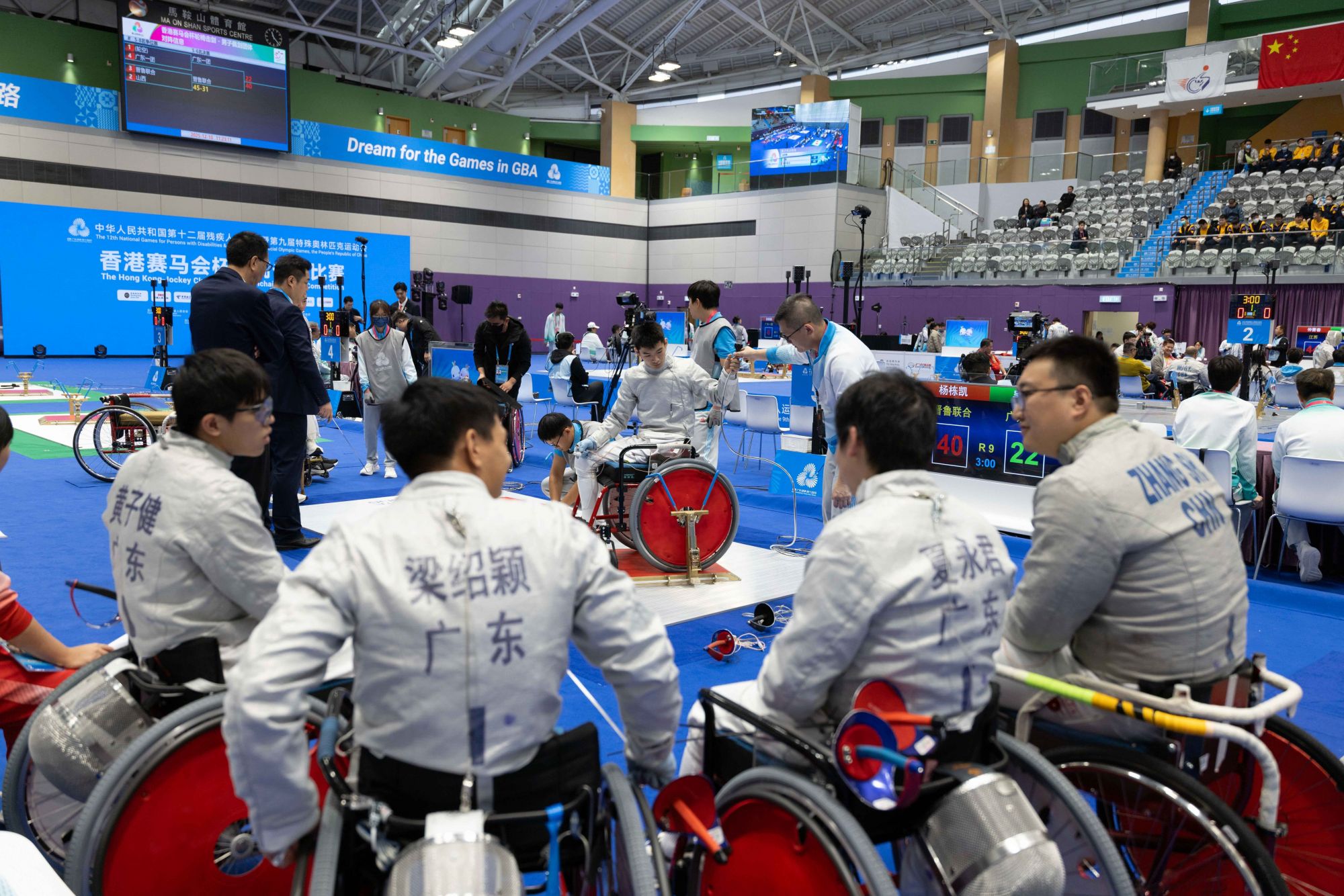 在男子佩剑团体失利后,最后下剑台的吴安迪(中)与队友们显得有些失落。 在男子佩剑团体失利后,最后下剑台的吴安迪(中)与队友们显得有些失落。