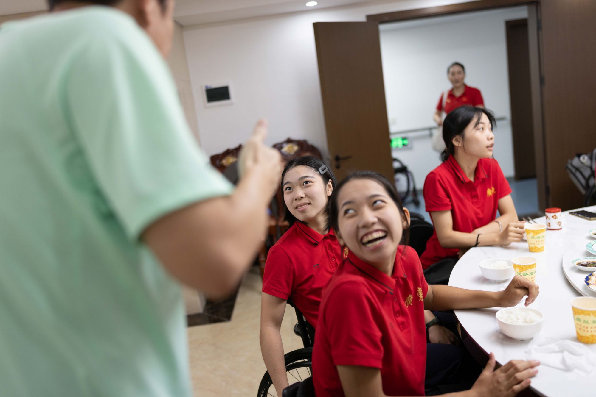中秋夜团队聚餐中,助教张健忠的幽默发言让紧绷备战的队员们露出罕见的笑容,气氛顿时松弛了下来。 中秋夜团队聚餐中,助教张健忠的幽默发言让紧绷备战的队员们露出罕见的笑容,气氛顿时松弛了下来。