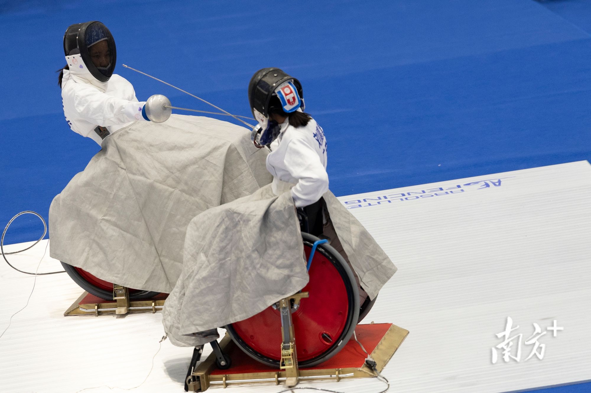 第二个比赛日,女子重剑C级个人金牌赛中上演“广东德比”,最终刘嘉慧(右)战胜队友严巧芸(左)夺金。 第二个比赛日,女子重剑C级个人金牌赛中上演“广东德比”,最终刘嘉慧(右)战胜队友严巧芸(左)夺金。