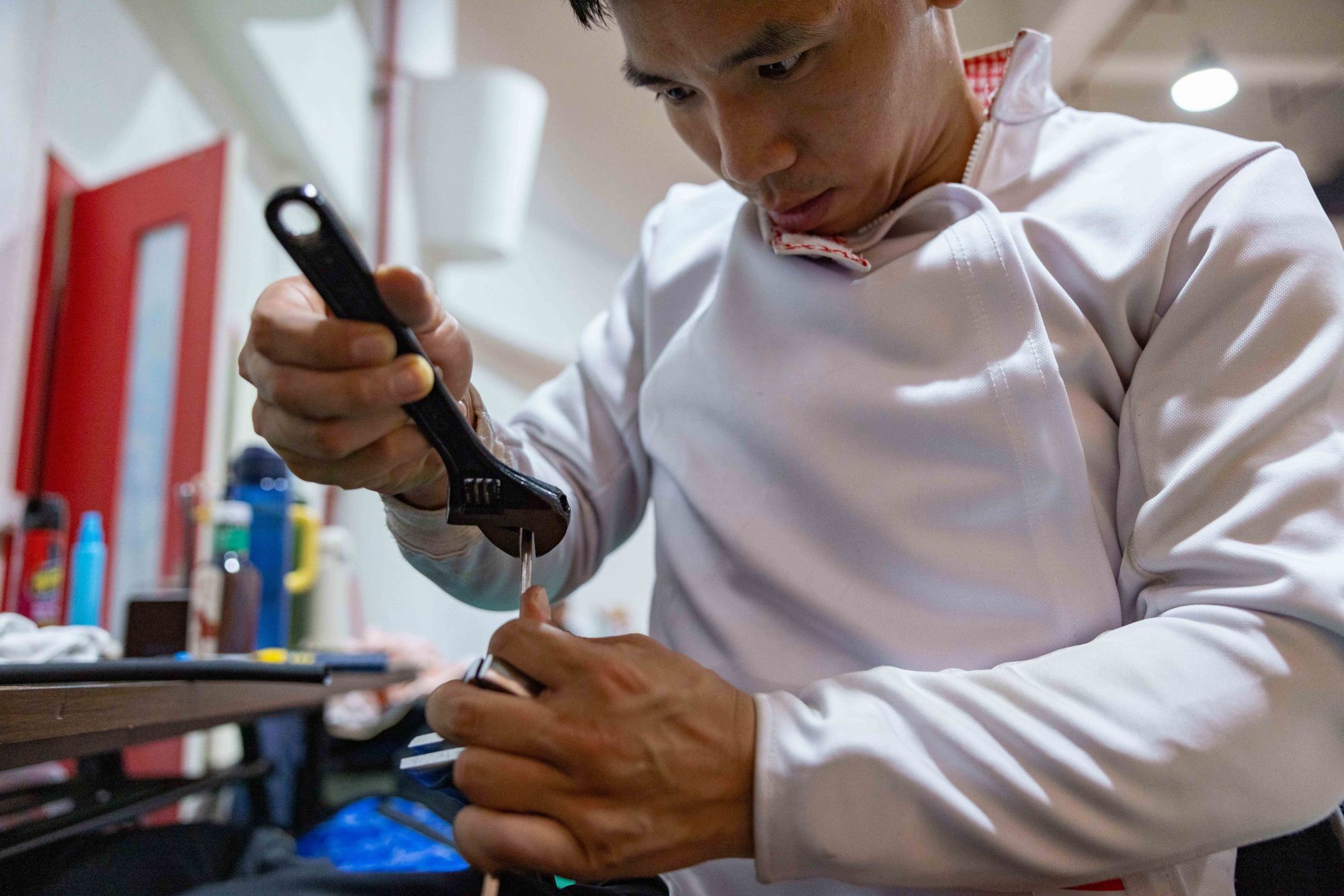 农民出身的梁绍颖动手能力强,经常担负起队内剑条维修的工作。 农民出身的梁绍颖动手能力强,经常担负起队内剑条维修的工作。