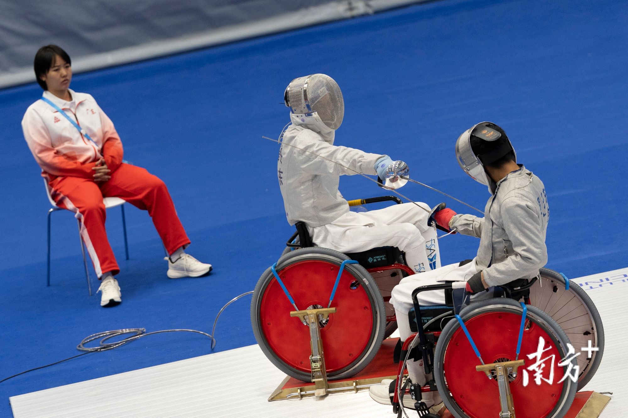 第四个比赛日,广东选手黄晋冬(中)在男子佩剑C级个人金牌赛险胜广东队友罗兴东,成功夺金。 第四个比赛日,广东选手黄晋冬(中)在男子佩剑C级个人金牌赛险胜广东队友罗兴东,成功夺金。