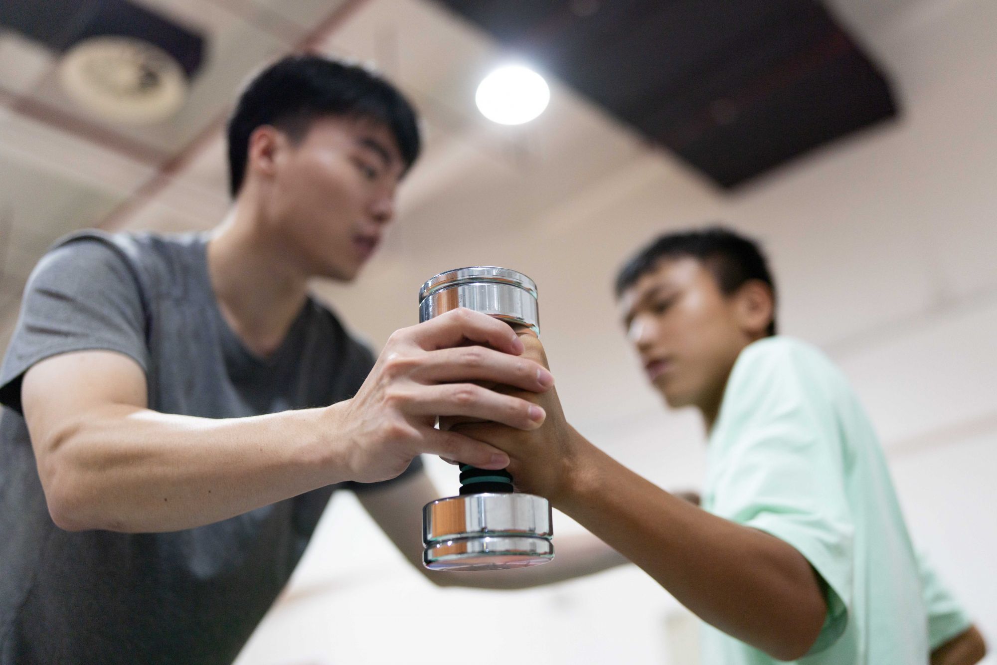 在结束早午两操后,助教林琪深单独留下钟英杰,帮助他用哑铃加练手臂伸展力量。 在结束早午两操后,助教林琪深单独留下钟英杰,帮助他用哑铃加练手臂伸展力量。