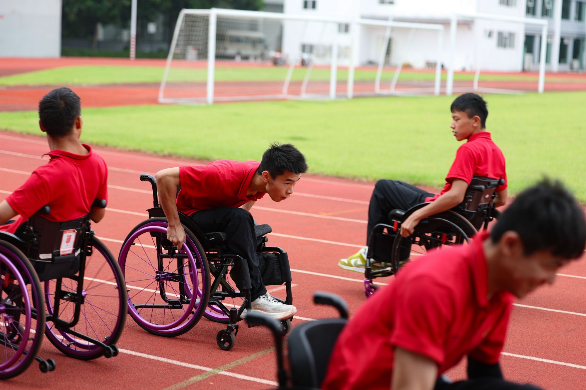 日常训练中,轮椅击剑队员们在体育场上以折返跑的方式锻炼体能。 日常训练中,轮椅击剑队员们在体育场上以折返跑的方式锻炼体能。