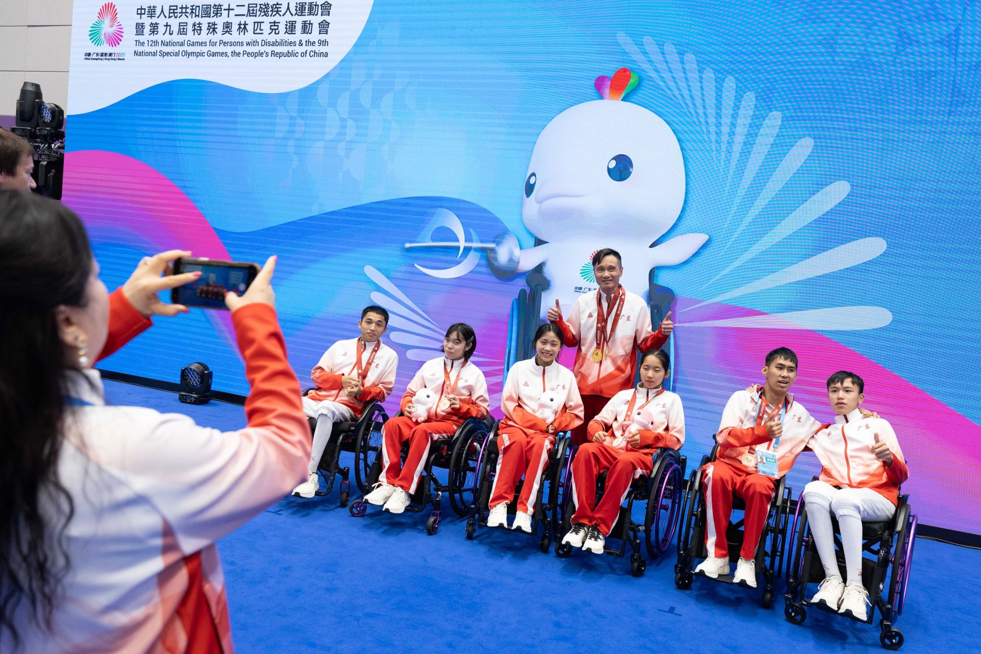 在第二个比赛日,广东包揽了男女子重剑C级个人赛的奖牌,合影时日常严肃的龙杰罕见露出笑容。 在第二个比赛日,广东包揽了男女子重剑C级个人赛的奖牌,合影时日常严肃的龙杰罕见露出笑容。