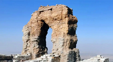 踩踏山西“月亮門”發擺拍視頻，嘚瑟！