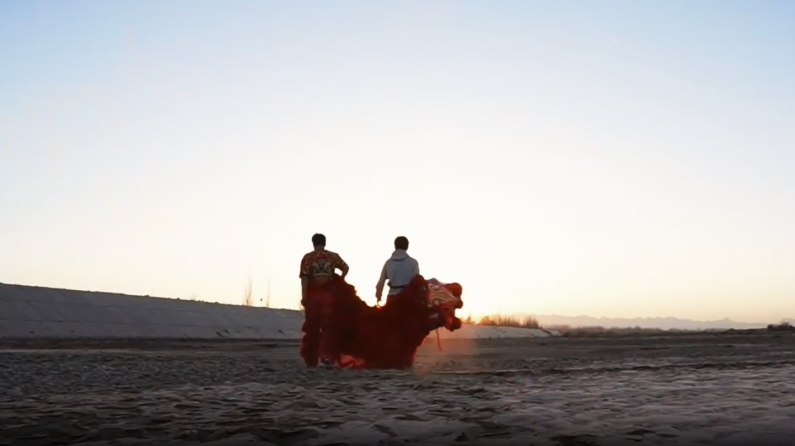 狮头一戴，我就是真正的南疆“雄狮少年”