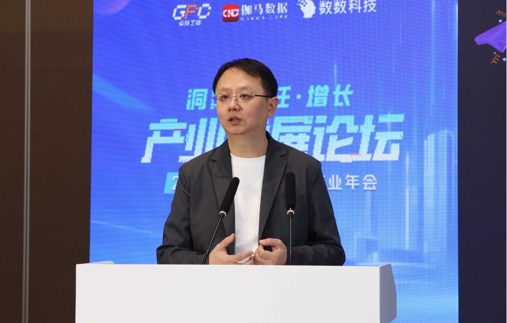 唐贾军介绍，报告来自近5000份问卷调查，数据显示，2025年未成年人每周游戏时长控制在3小时以内的比例达到71%，这一数据连续四年保持稳定。