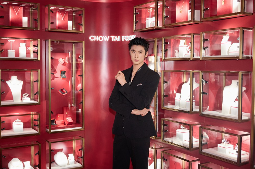 1766375145689684.jpg 1 戴比尔斯集团携手周大福珠宝集团,打造“每一面 为光所映The Gift of Sparkle”限时主题展大连站.jpg