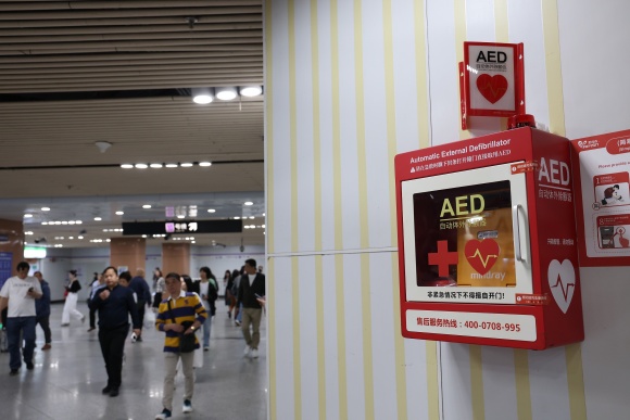 上海地铁站内配备的AED（自动体外除颤仪），图片来源：视觉中国