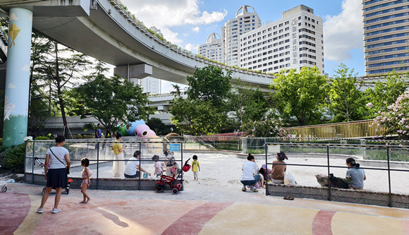 上海内环线高架桥下的&ldquo;乐汇小游园&rdquo;，图片来源：视觉中国