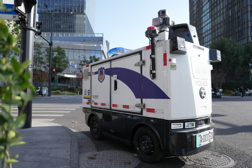 无人驾驶“警车”上岗！单日自动警告119辆违停车