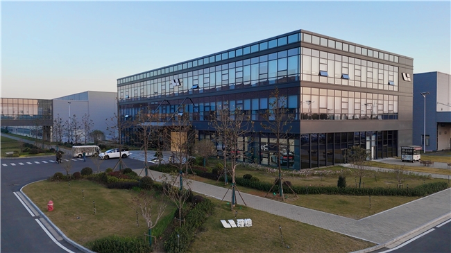 理想汽车常州基地作为“智造+绿造”深度融合的标杆，锚定“双碳”目标核心要求，部署100MW屋顶光伏项目，年发电量超8000万度、减碳4.29万吨，通过RTO废气处理、中水回用及AI智慧能源管理系统，实现综合能耗降低13.5%，先后获评绿色供应链与绿色工厂称号。智能制造层面，基地集成800余台工业机器人及超4000台联网设备，107个工业模型覆盖关键场景，无人化检测线达成毫米级精度，获“5G工厂”“卓越级智能工厂”认证。