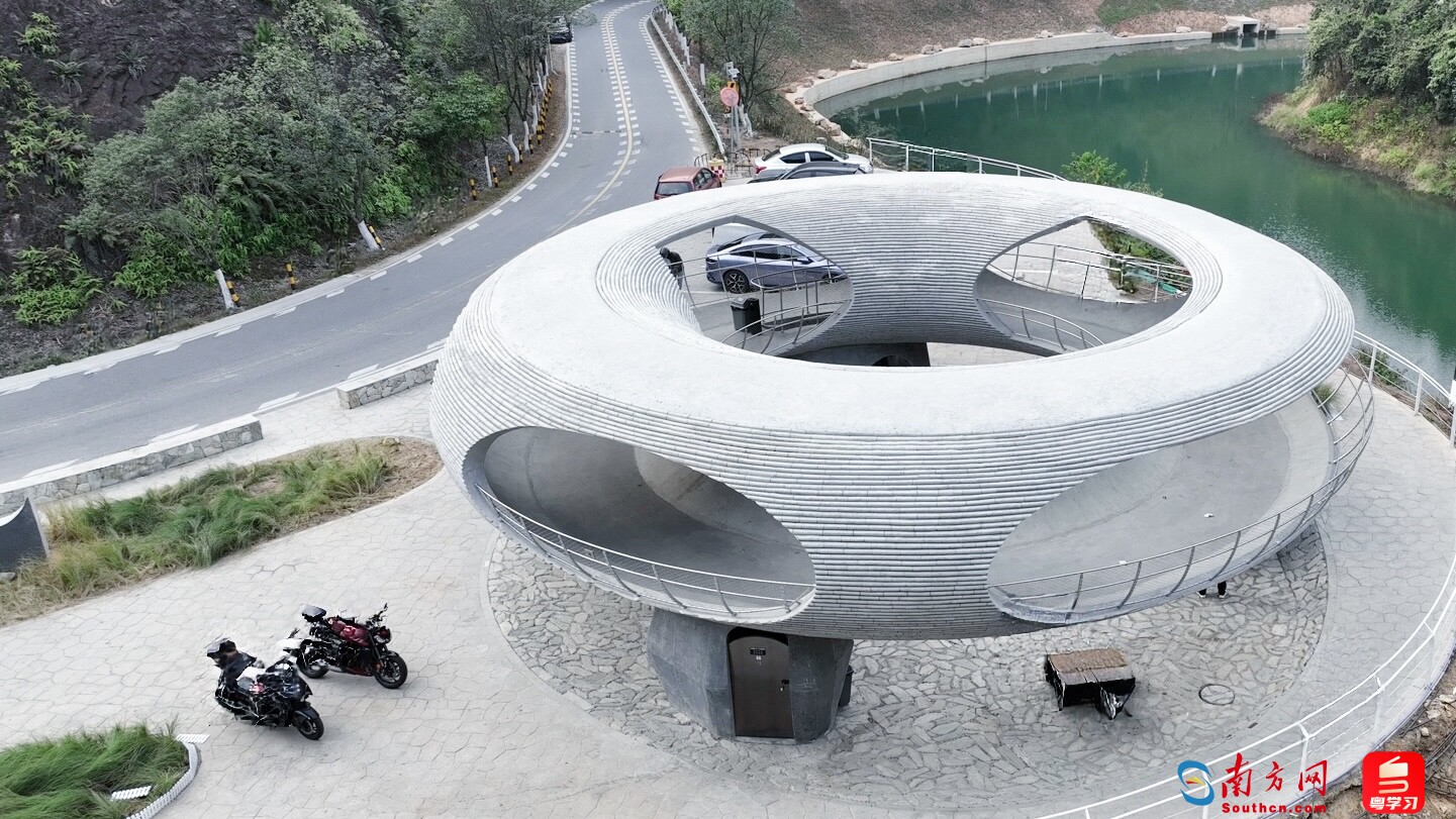 形似甜甜圈的绿屏石滩驿站